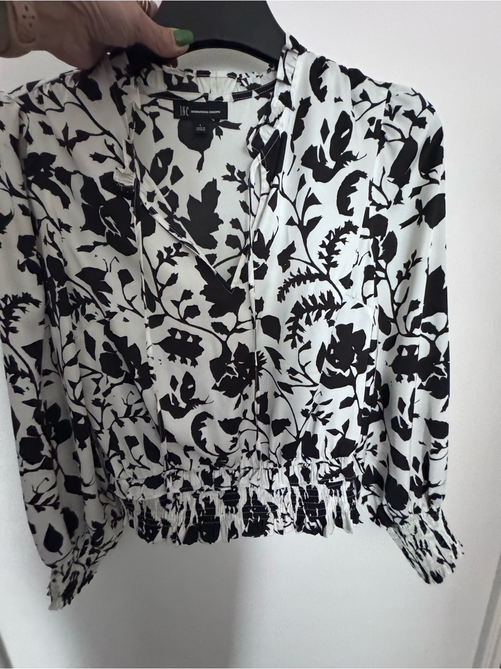 INC International Concepts Black & White Floral V-Neck Blouse Size Large